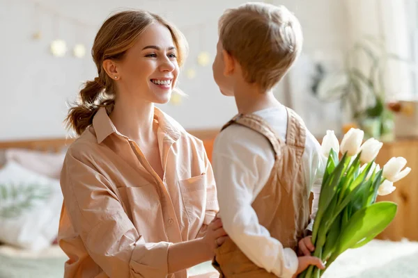 Mujer Adulta Feliz Con Tulipanes Sonriendo Abrazando Niño Gratitud Mientras — Foto de Stock