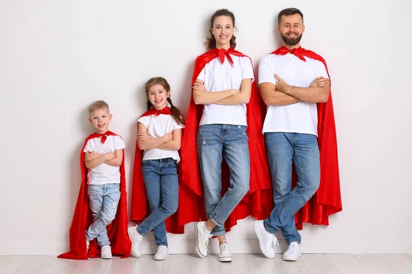 Padres Alegres Niños Con Ropa Similar Capas Rojas Superhéroes Parados — Foto de Stock