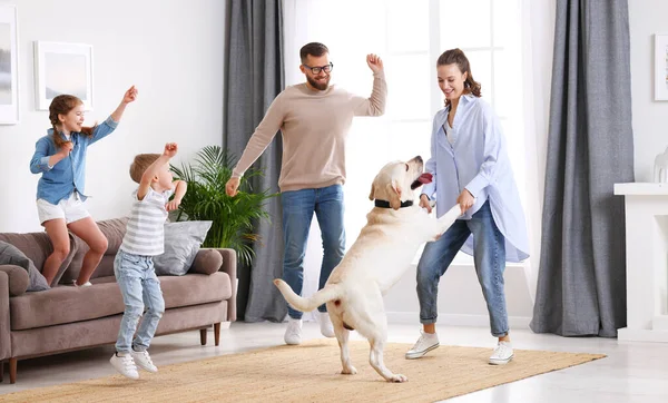 Ganzkörper Glückliche Verspielte Familie Eltern Und Kleine Kinder Mit Niedlichen — Stockfoto