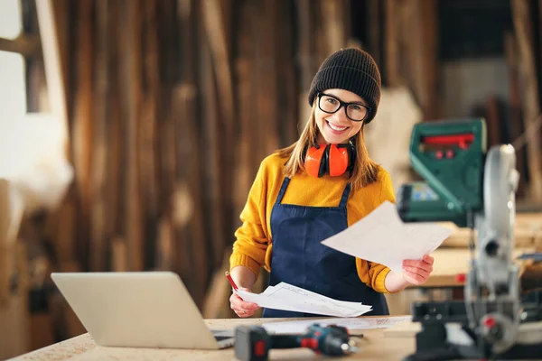 Joyeux Jeune Charpentier Féminin Regardant Caméra Tout Vérifiant Les Documents — Photo