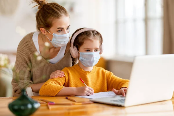 Giovane Donna Che Aiuta Piccola Figlia Maschera Medica Cuffie Durante — Foto Stock