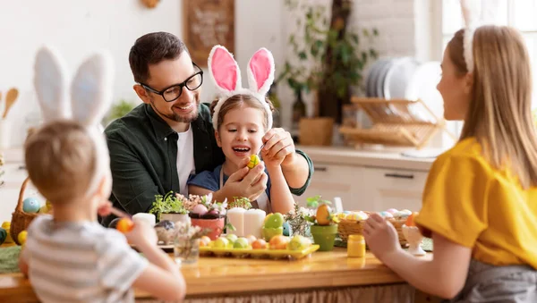 Mutlu Paskalyalar Anne Baba Çocuklar Tatil Için Yumurta Boyuyor — Stok fotoğraf