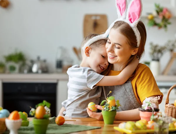 Buona Pasqua Famiglia Madre Figlio Con Orecchie Lepre Preparano Vacanze — Foto Stock