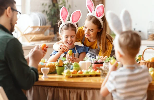 Buona Pasqua Famiglia Madre Padre Figli Dipingono Uova Vacanza — Foto Stock