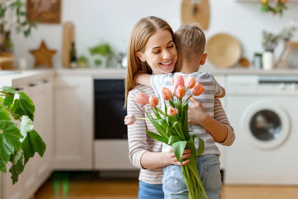 Felice Donna Adulta Con Tulipani Sorridenti Occhi Chiusi Abbracciando Ragazzo — Foto Stock