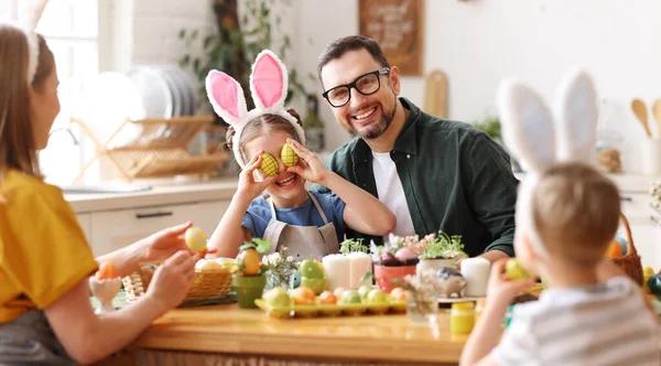 复活节快乐 父亲和孩子们为这个节日画鸡蛋 — 图库照片