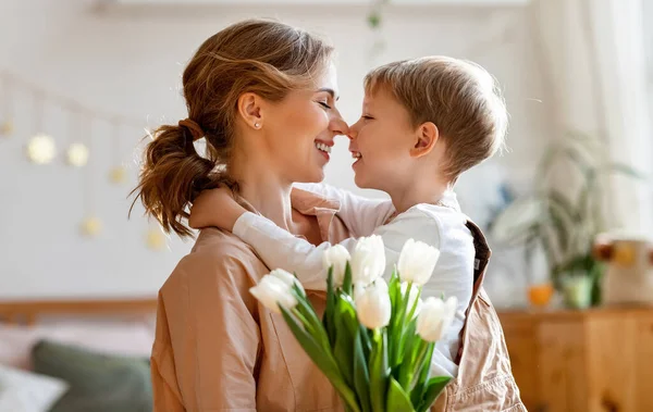 Optimistická Matka Kyticí Bílých Tulipánů Usmívající Dotýkající Nosu Šťastným Synem — Stock fotografie