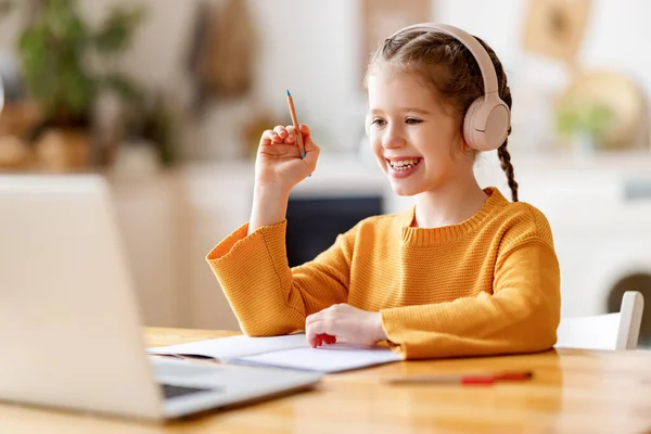 Positieve Kleine Schoolmeisje Hoofdtelefoon Communiceren Met Tutor Het Maken Van — Stockfoto