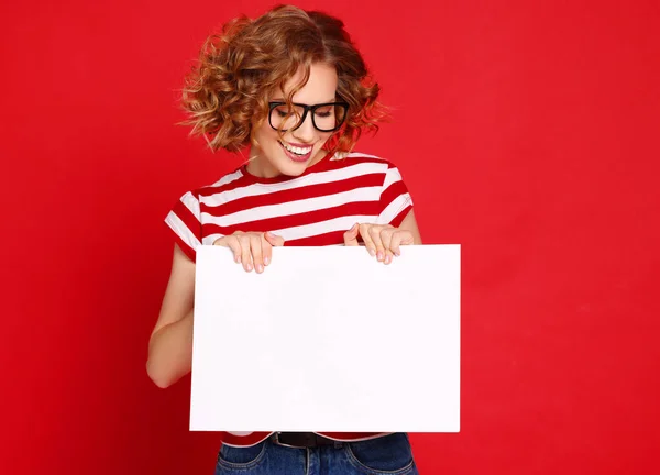 Fröhliche Junge Frau Lächelt Die Kamera Und Hält Ein Leeres — Stockfoto