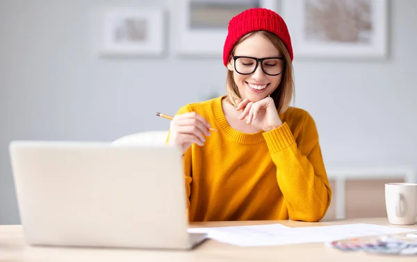 Designer Feminina Alegre Roupa Elegante Óculos Sorrindo Desenhando Esboço Durante — Fotografia de Stock