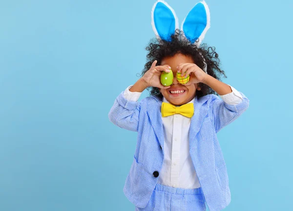 Grappig Blij Etnisch Kind Jongen Met Paaseieren Konijnenoren Blauwe Achtergrond — Stockfoto