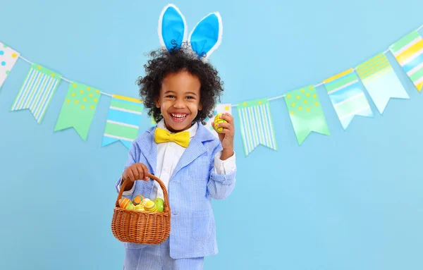 Divertido Niño Feliz Étnico Con Huevos Pascua Orejas Conejo Sobre — Foto de Stock