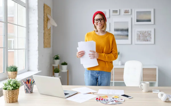 Designer Feminina Alegre Roupa Elegante Óculos Sorrindo Segurando Documentos Projeto — Fotografia de Stock