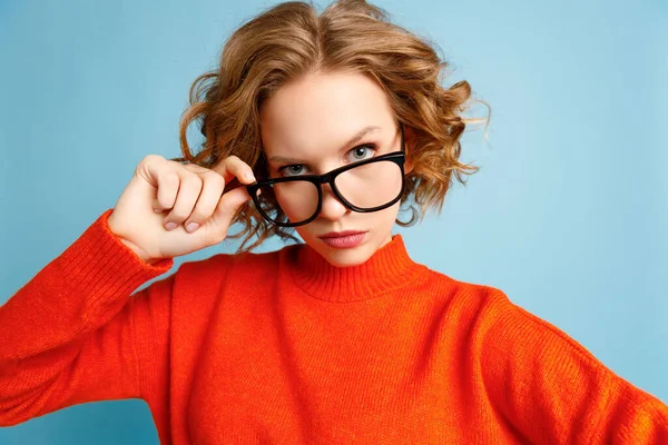 Neugierige Frau Rotem Pullover Mit Brille Und Blick Die Kamera — Stockfoto