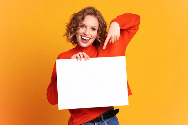 Jovem Alegre Sorrindo Para Câmera Apontando Para Banner Vazio Contra — Fotografia de Stock