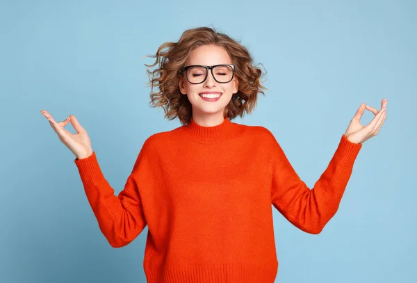 Joven Hembra Suéter Naranja Gafas Haciendo Gestos Gyan Mudra Cerrando —  Fotos de Stock