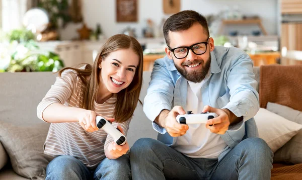 Glückliches Familienpaar Lacht Und Spielt Gemeinsam Videospiele Mit Einer Videospielkonsole — Stockfoto