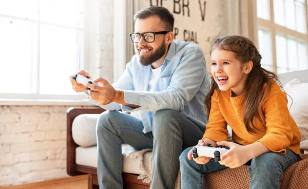 Feliz Familia Padre Hija Ríen Juegan Videojuegos Juntos Usando Una — Foto de Stock