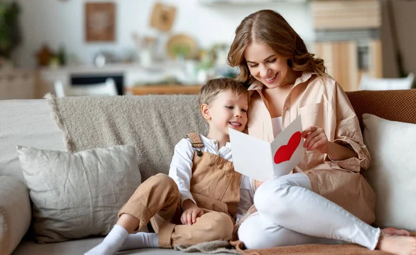 Cheerful Mother Hugging Son Reading Handmade Greeting Card Heart While — Stock Photo, Image