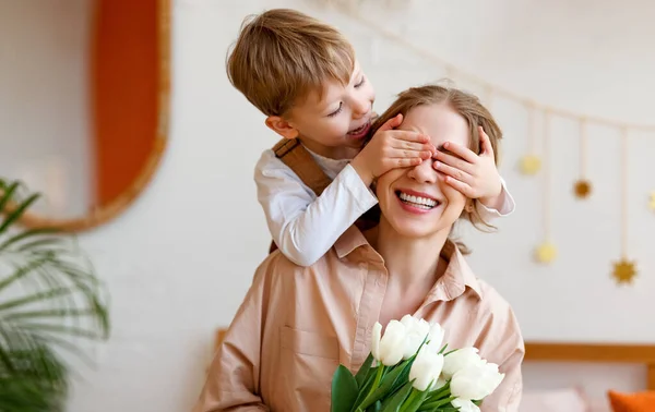 Tedere Zoon Sluit Ogen Van Zijn Moeder Waardoor Een Verrassing — Stockfoto