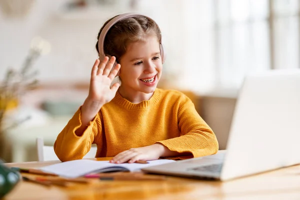 Pequeña Colegiala Positiva Auriculares Que Comunica Con Tutor Saludando Con —  Fotos de Stock