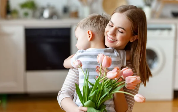 Šťastná Dospělá Žena Tulipány Usmívající Zavřenýma Očima Objímající Chlapce Vděčnosti — Stock fotografie