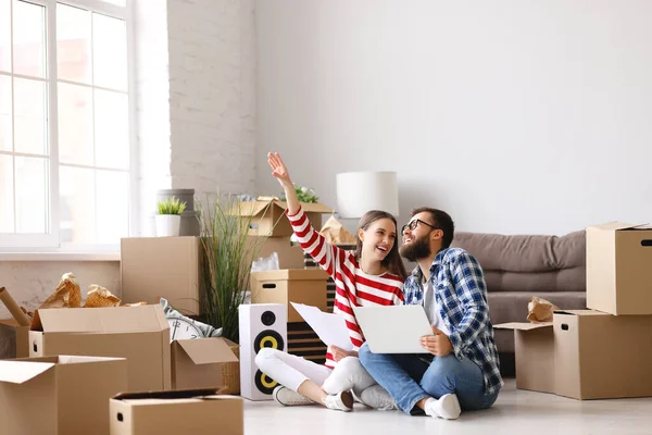 Cuerpo Completo Joven Feliz Con Ordenador Portátil Rodillas Sentado Con — Foto de Stock