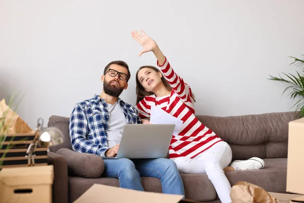 Happy Young Family Man Wife Laptop Pointing Packed Stuff Discussing — Stock Photo, Image