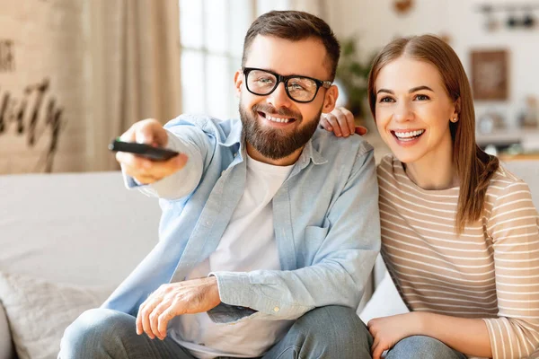 Pareja Adulta Encantada Hombre Mujer Sonriendo Mirando Cámara Mientras Están —  Fotos de Stock