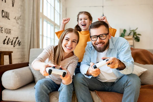 Familia Alegre Niña Levantando Los Brazos Gritando Mientras Apoya Madre — Foto de Stock