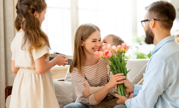 Gelukkige Moederdag Vader Kinderen Feliciteren Moeder Met Vakantie Geven Bloemen — Stockfoto