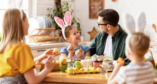 Fröhliche Familie Mit Hasenohren Stirnbändern Trifft Sich Tisch Moderner Heller — Stockfoto