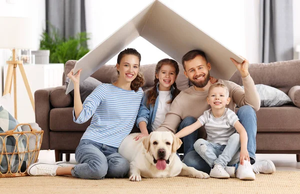 Familia Joven Con Niños Perro Sosteniendo Techo Sobre Las Cabezas —  Fotos de Stock