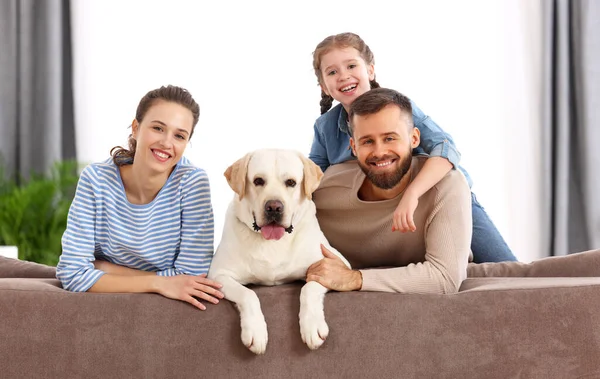 Sonriente Madre Padre Con Hija Pequeña Adorable Perro Labrador Retriever —  Fotos de Stock