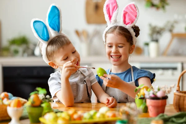复活节快乐 有趣的孩子们有耳朵的男孩和女孩正在准备度假和画鸡蛋 — 图库照片