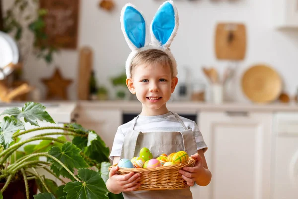 Rolig Glad Barn Pojke Med Påsk Ägg Och Kanin Öron — Stockfoto
