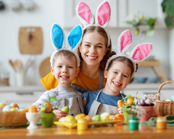 Frohe Ostern Familienmutter Und Fröhliche Kinder Mit Ohrenhasen Bereiten Sich — Stockfoto