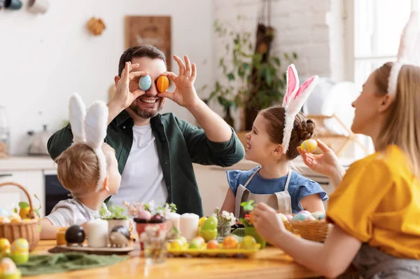 Padre Giocoso Che Copre Gli Occhi Con Uova Pasqua Sorride — Foto Stock