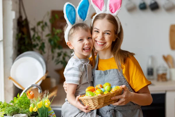 Mamă Tânără Fericită Fiu Drăguț Purtând Pălării Amuzante Urechi Iepure — Fotografie, imagine de stoc