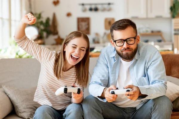 Mulher Encantada Com Gamepad Fechando Olhos Apertando Punho Enquanto Comemorava — Fotografia de Stock