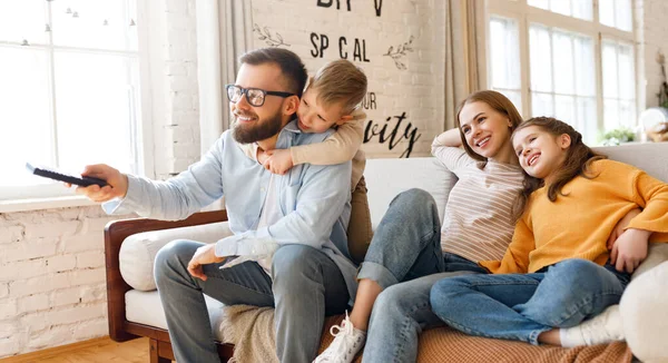 Encantado Família Pais Crianças Sorrindo Enquanto Sentado Sofá Assistindo Filme — Fotografia de Stock