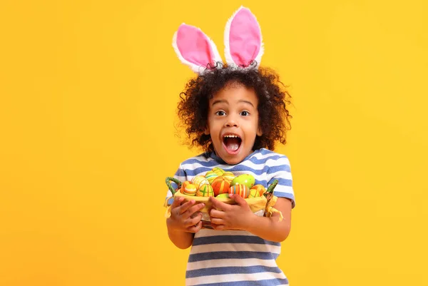 Bedårande Glad Liten Afroamerikansk Pojke Med Lockigt Hår Och Kanin — Stockfoto