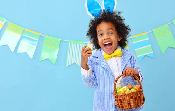 Sorprendido Lindo Niño Afroamericano Traje Elegante Orejas Conejo Sosteniendo Cesta — Foto de Stock