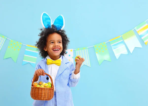 Feliz Lindo Niño Afroamericano Traje Elegante Orejas Conejo Celebración Cesta — Foto de Stock