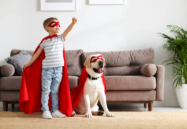 Ganzkörper Kleiner Junge Rotem Superheldenmantel Und Maske Hebt Die Hand — Stockfoto