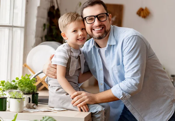 Vista Laterale Contenuto Giovane Padre Che Tiene Carino Piccolo Figlio — Foto Stock