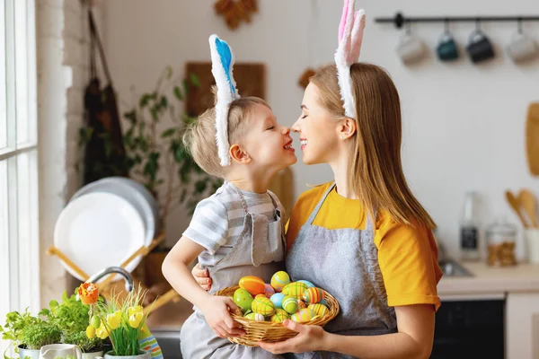 Felice Giovane Madre Figlio Carino Indossando Divertenti Cappelli Orecchie Coniglietto — Foto Stock