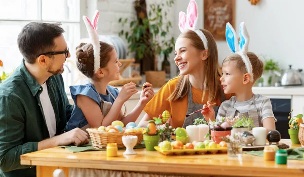 Gioioso Famiglia Indossa Orecchie Coniglio Fasce Che Riuniscono Tavola Cucina — Foto Stock