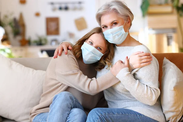 Familienpflege Junge Frau Mit Medizinischer Maske Besucht Eine Ältere Mutter — Stockfoto