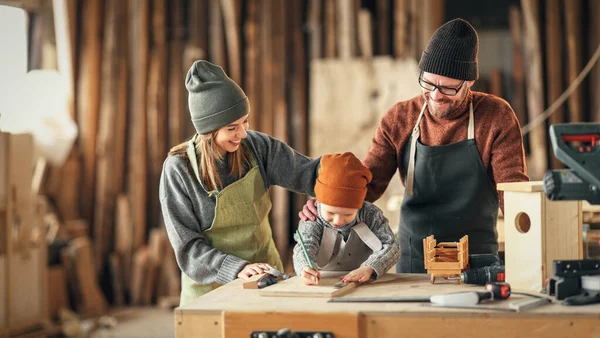 Spännande Liten Pojke Rita Skiss Trä Planka Med Hjälp Far — Stockfoto